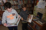 0_Chłopcy czytają książki o Mikolaju..JPG